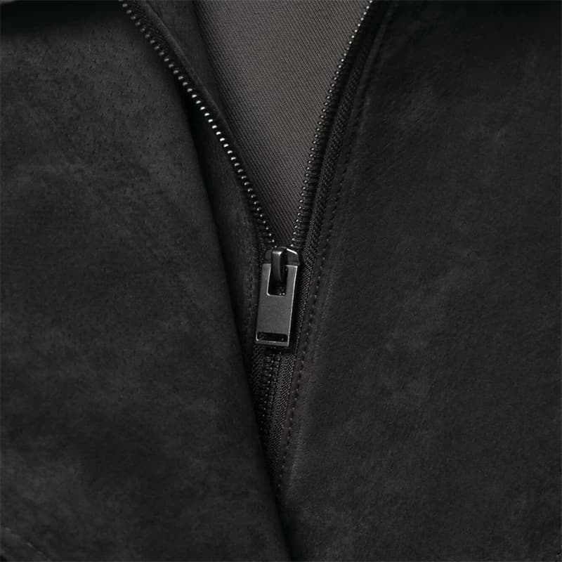Blouson biker pour femme en cuir texturé gris foncé, avec col montant boutonné asymétrique, ourlet é