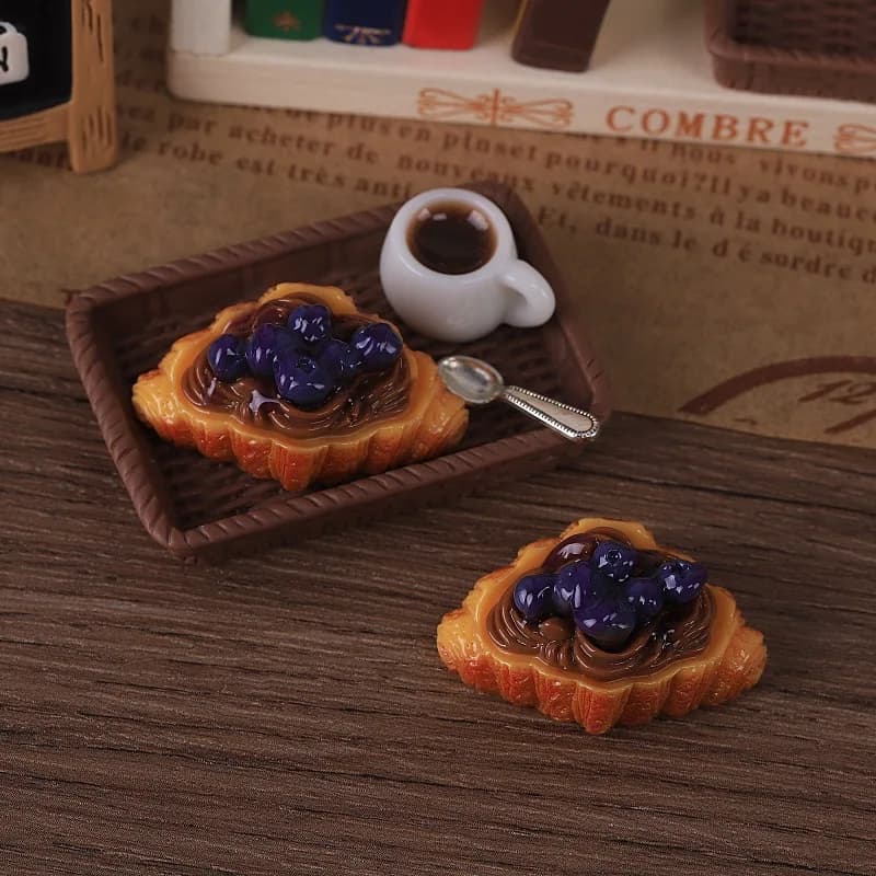 3 pièces Mini Croissant à la Crème de Myrtille en Résine, Aliment Miniature pour Jeu de Simulation, 