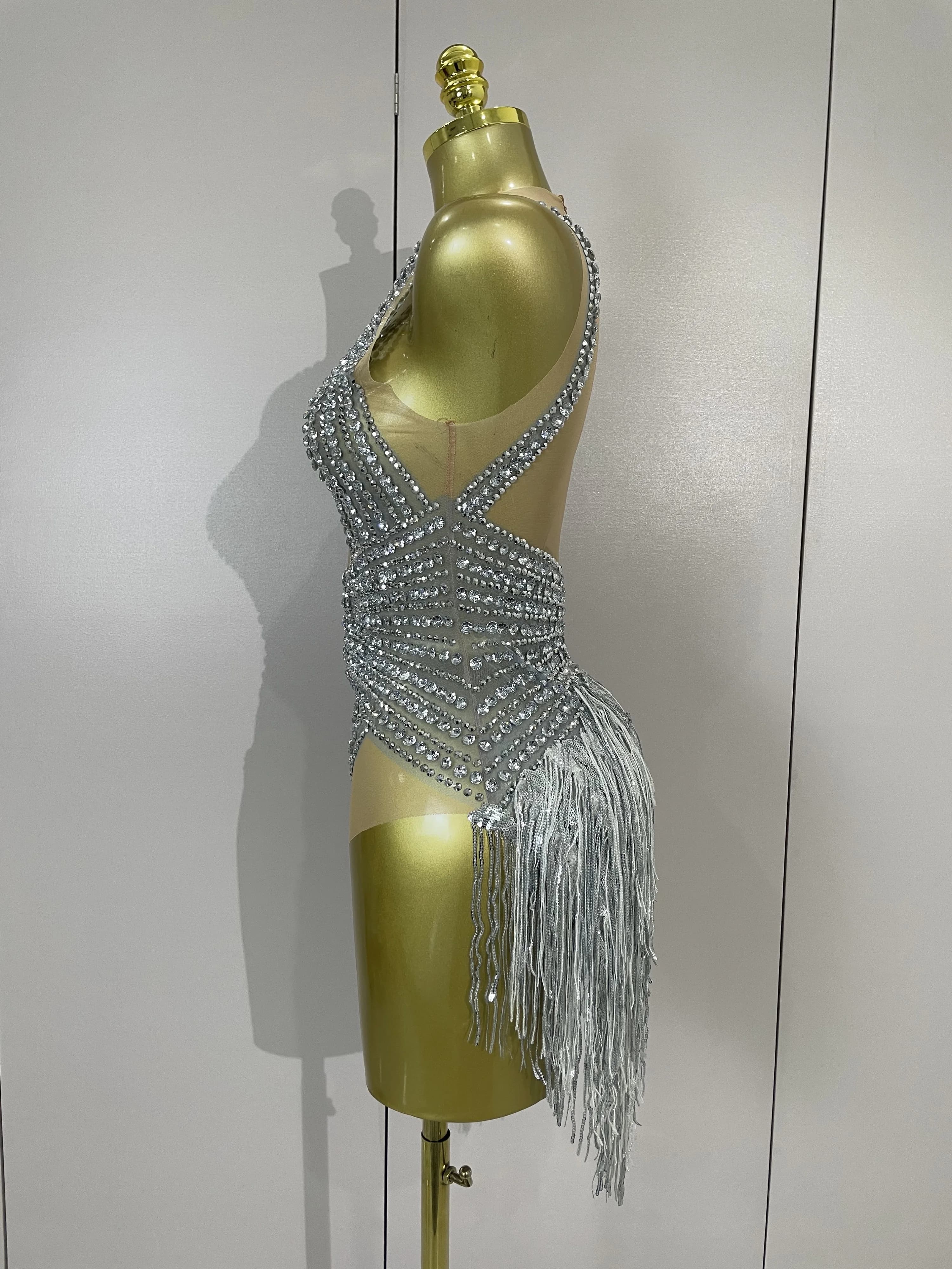 Body en résille transparente de luxe, orné de paillettes argentées et de diamants, avec franges, pou