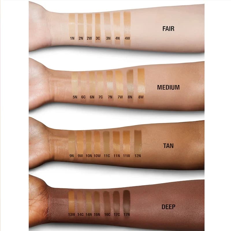 Charlotte Tilbury CT The Soft Light Essence Foundation est une base de maquillage fine, lisse, couvr