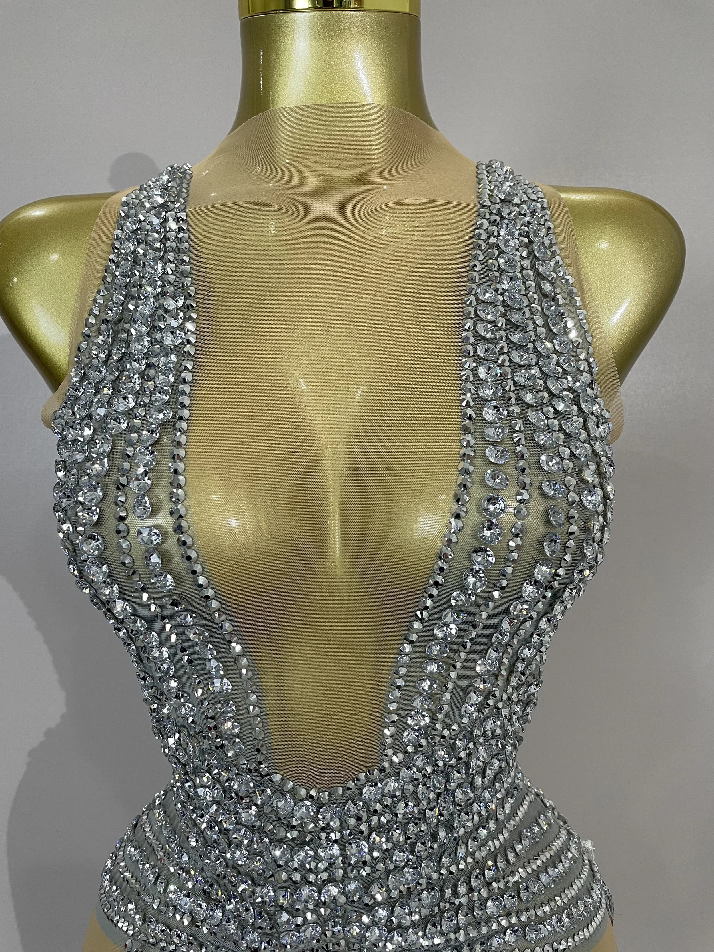 Body en résille transparente de luxe, orné de paillettes argentées et de diamants, avec franges, pou