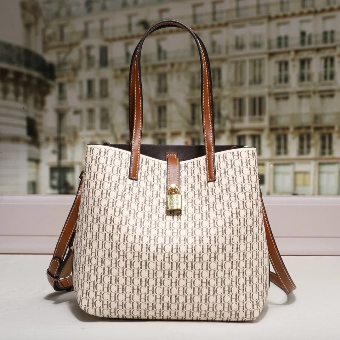 Sac fourre-tout CH Exquisite Monogram avec accroche-cadenas, bretelles de qualité supérieure, coutur
