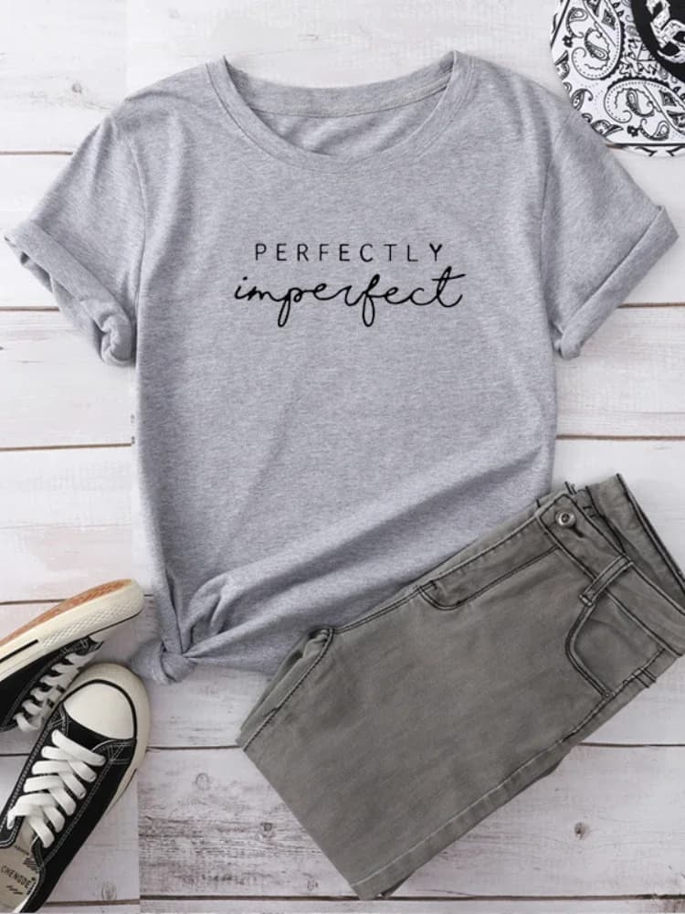 T-shirt manches courtes col rond femme, parfaitement imparfait, avec lettres imprimées