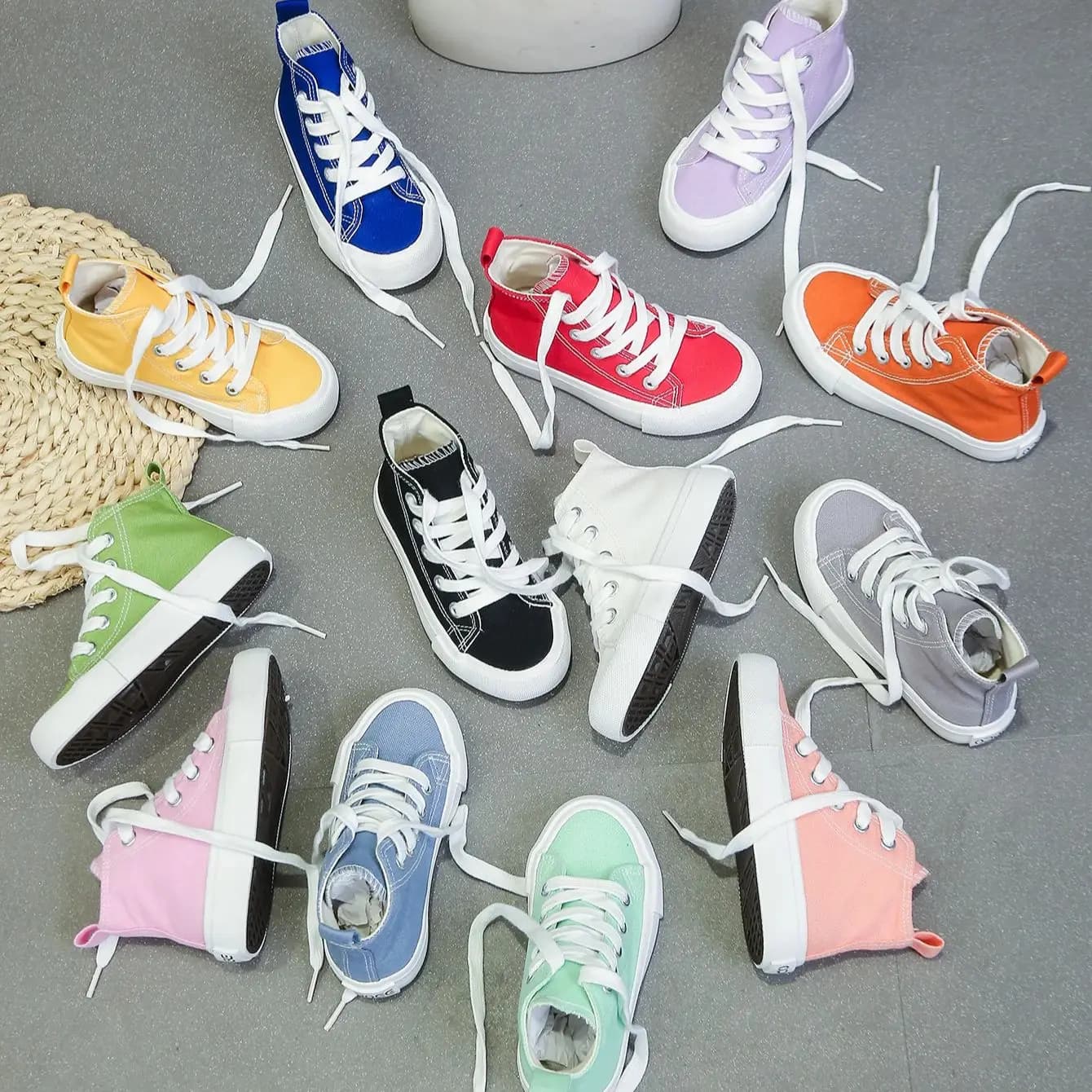 8009 Chaussures en toile pour enfants à la mode de couleur unie, chaussures de planche pour garçons 