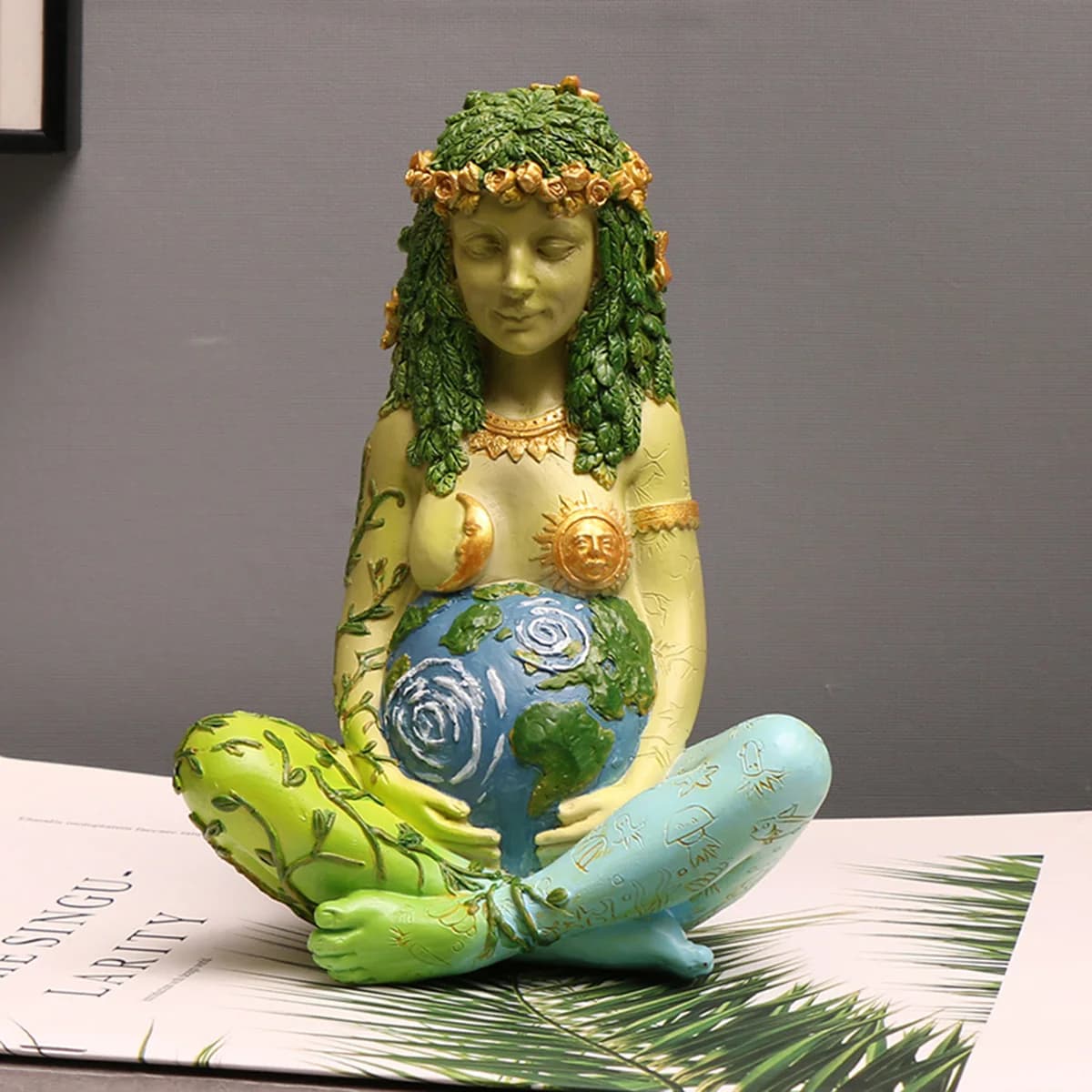 Statue de déesse de la terre verte Gaia du millénaire vibrant, 1 pièce, décor de dessin animé coloré
