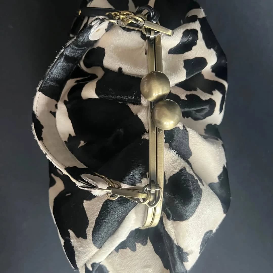 LOST IN VINTAGE – pochette en tissu à motif de vache, cadre métallique, serrure à baiser et poignée 