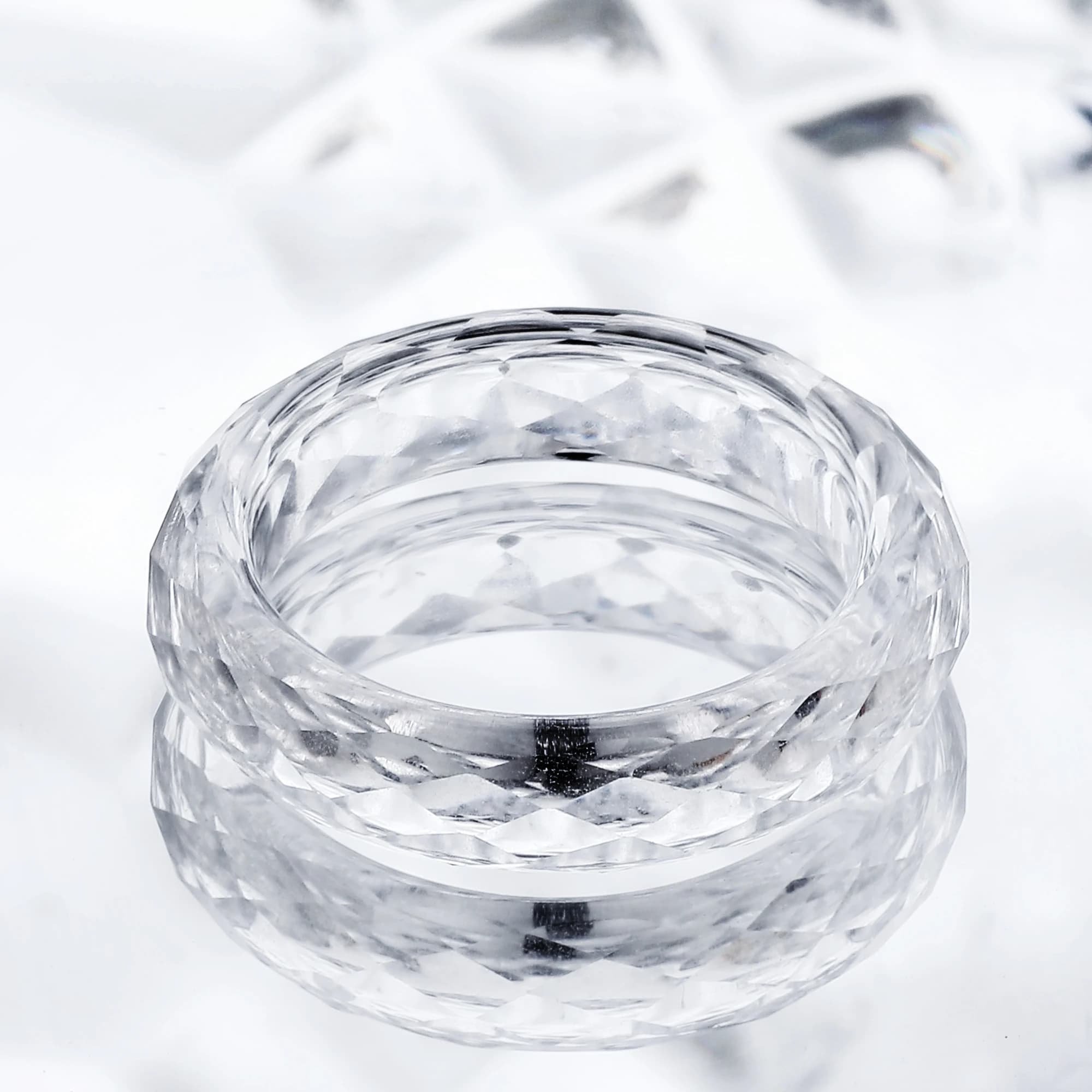 Eme jewe Bague en saphir blanc cultivé en laboratoire adaptée à un usage quotidien.