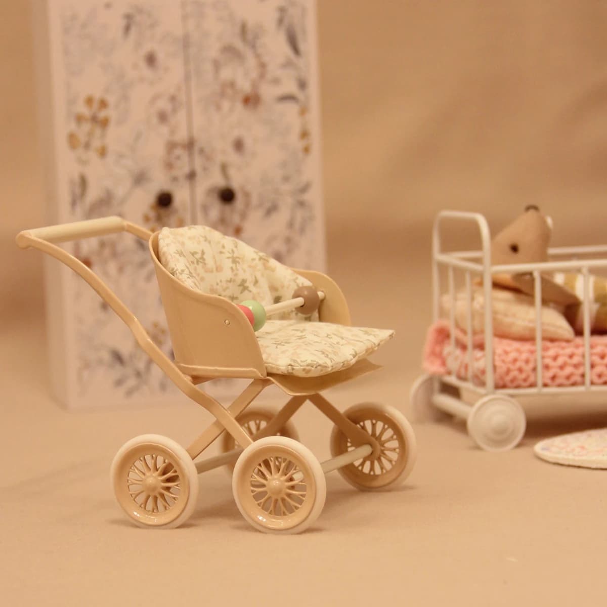 Poussette miniature de simulation 1:12 en rose lotus et vert clair, idéale pour la décoration de mai