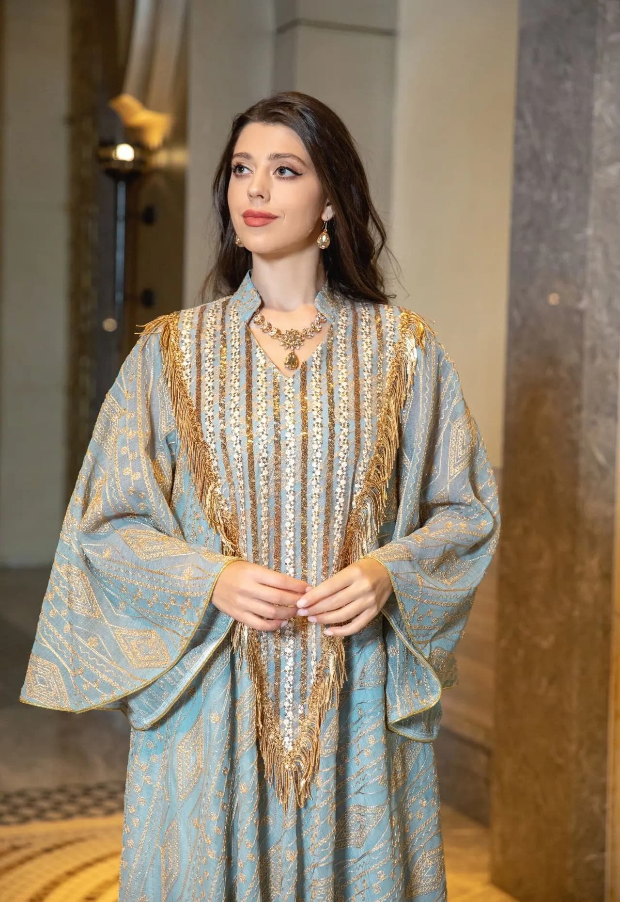 Abaya musulman de luxe de Style dubaï, vert clair avec des embellissements de paillettes dorées et b