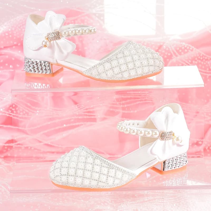 Les talons hauts pour les filles font un design de bandeau, parfaits pour les mariages et les occasi