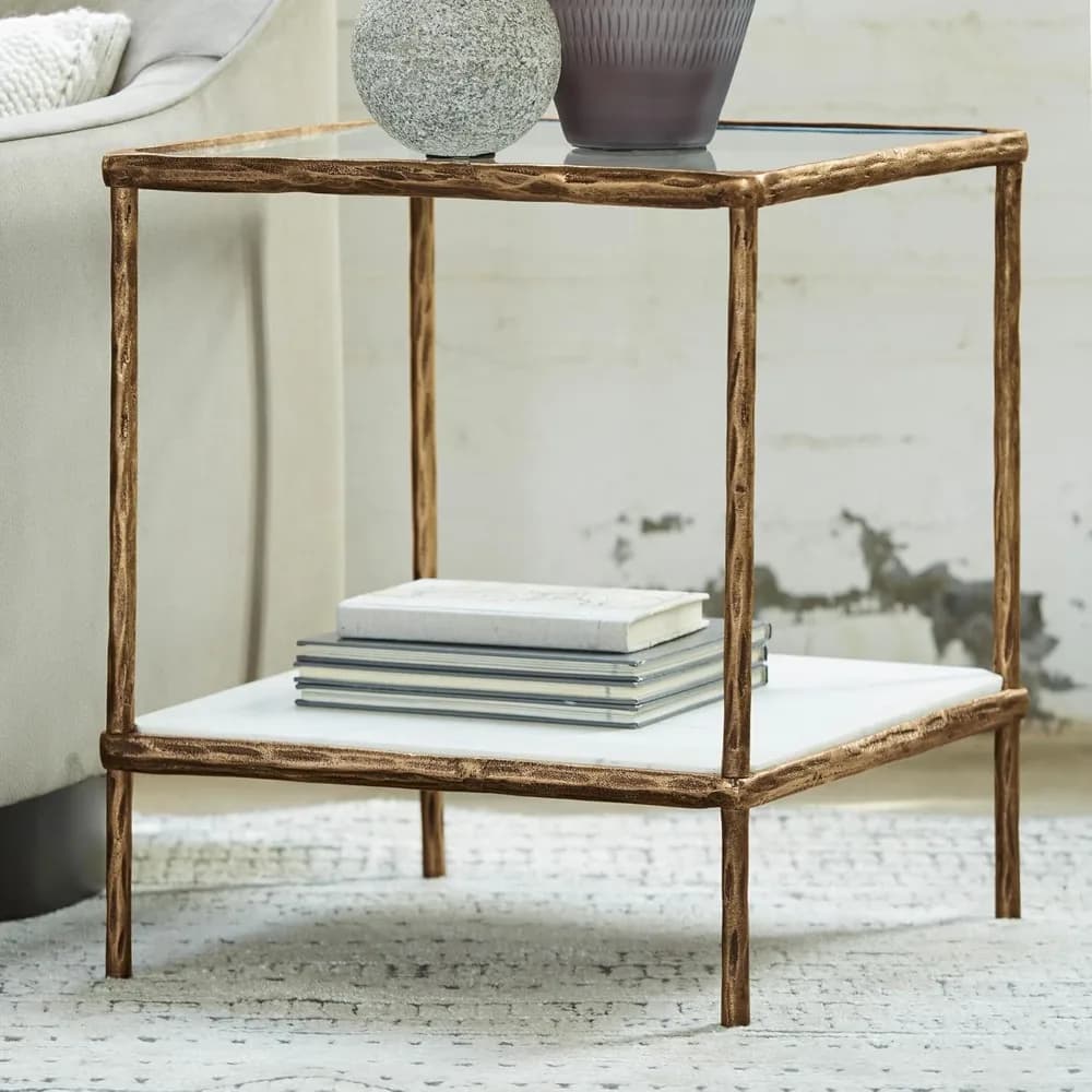 Table d'appoint contemporaine, finition laiton antique 21"P x 21"L x 25"H 53 livres