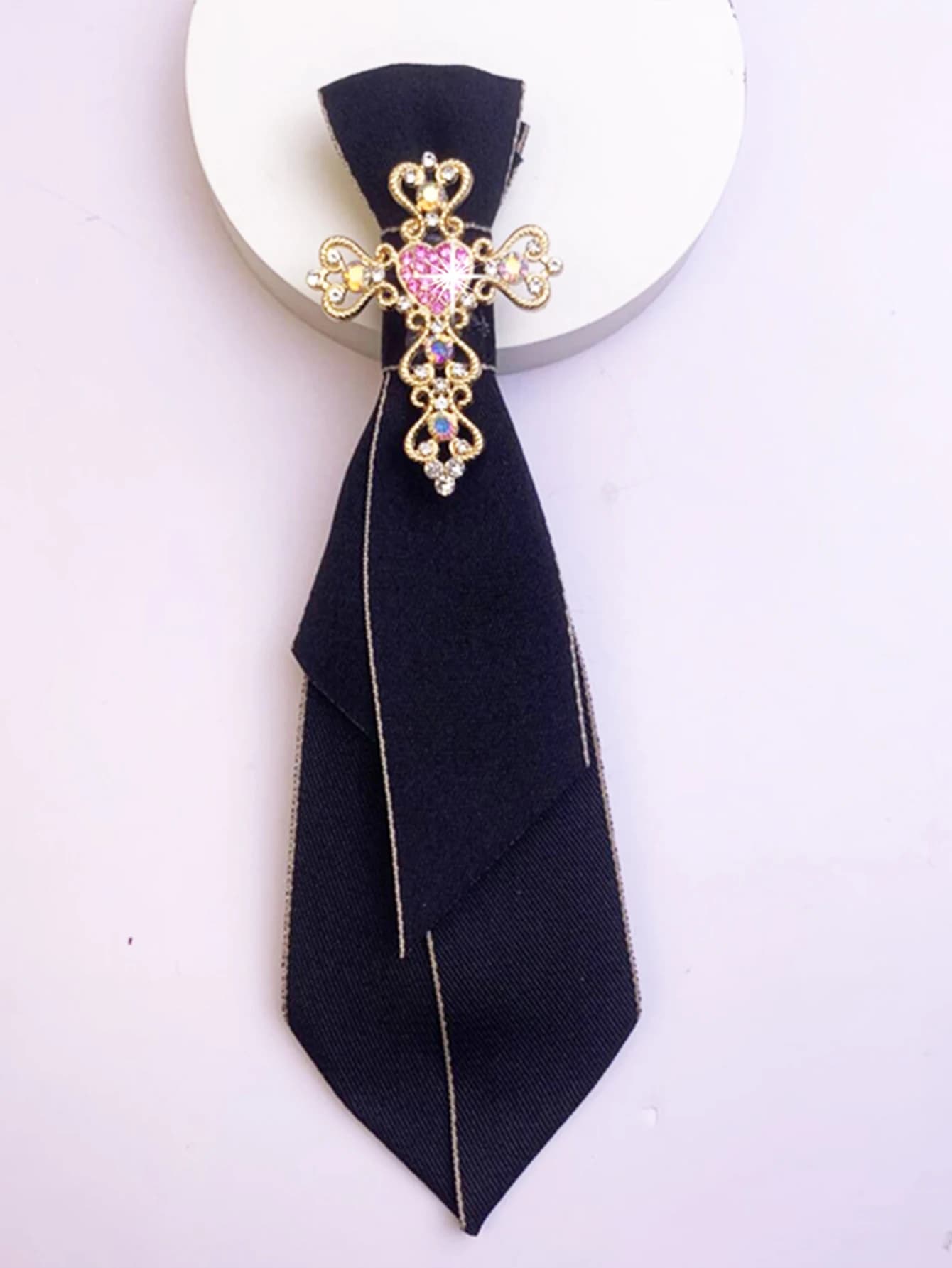 Une cravate nœud papillon pour femme, artisanale, noble et élégante, de style professionnel et unive