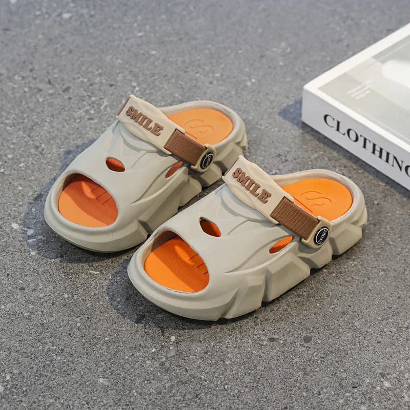 Une paire de chaussons d'été à bout ouvert pour enfants, chaussures de plage douces, confortables et