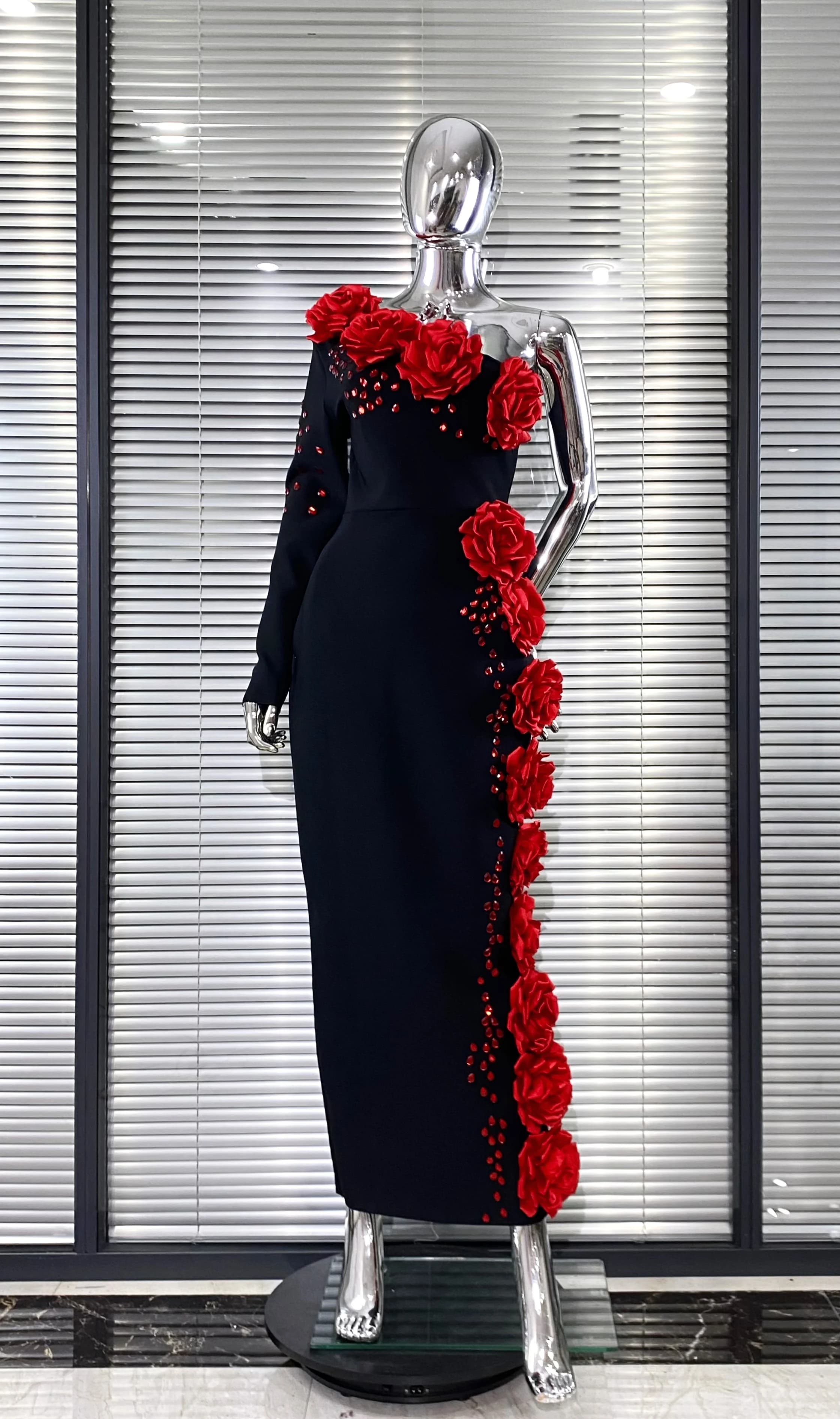 2025 nouvelles fleurs rouges brillant diamants Sexy épaule Oblique noir robe de pansement femme robe