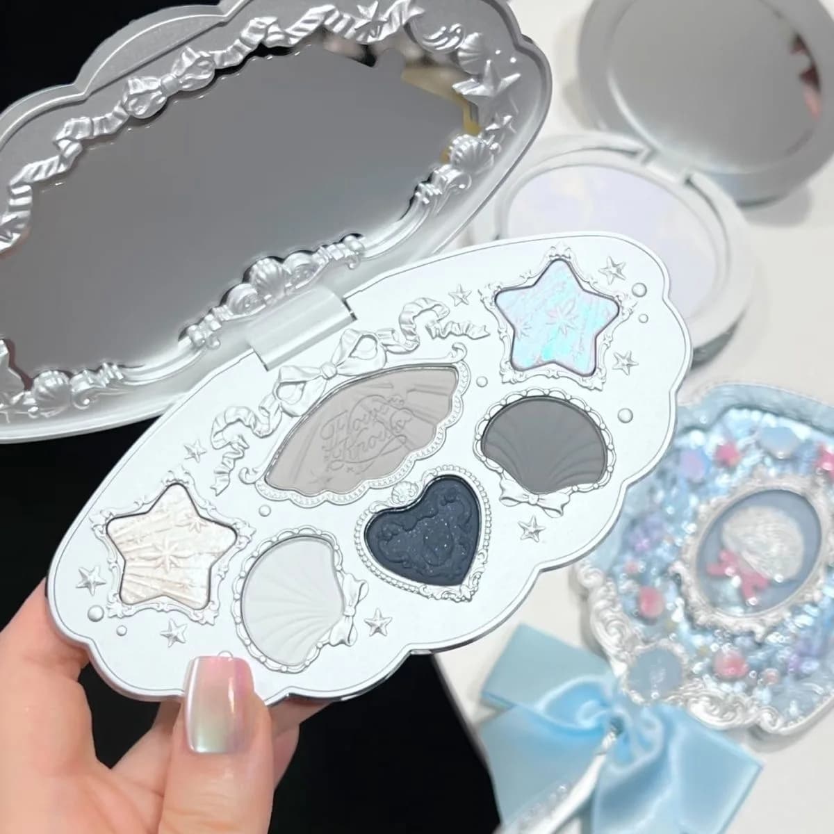 Ensemble de maquillage Flower Knows : Poudre illuminatrice Little Angel, blush, gloss à lèvres Straw