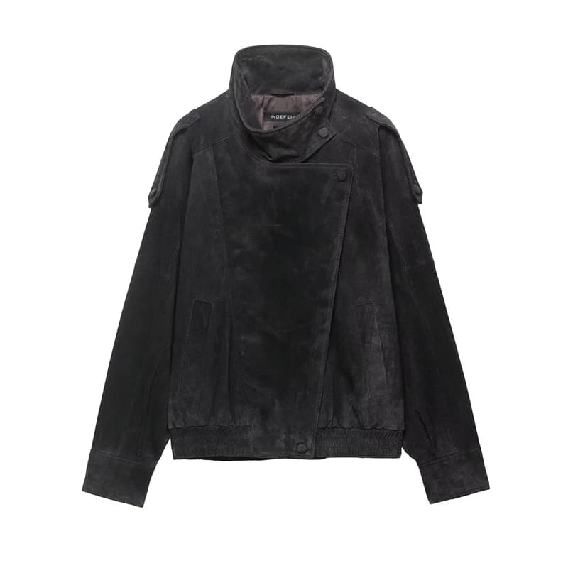 Blouson biker pour femme en cuir texturé gris foncé, avec col montant boutonné asymétrique, ourlet é