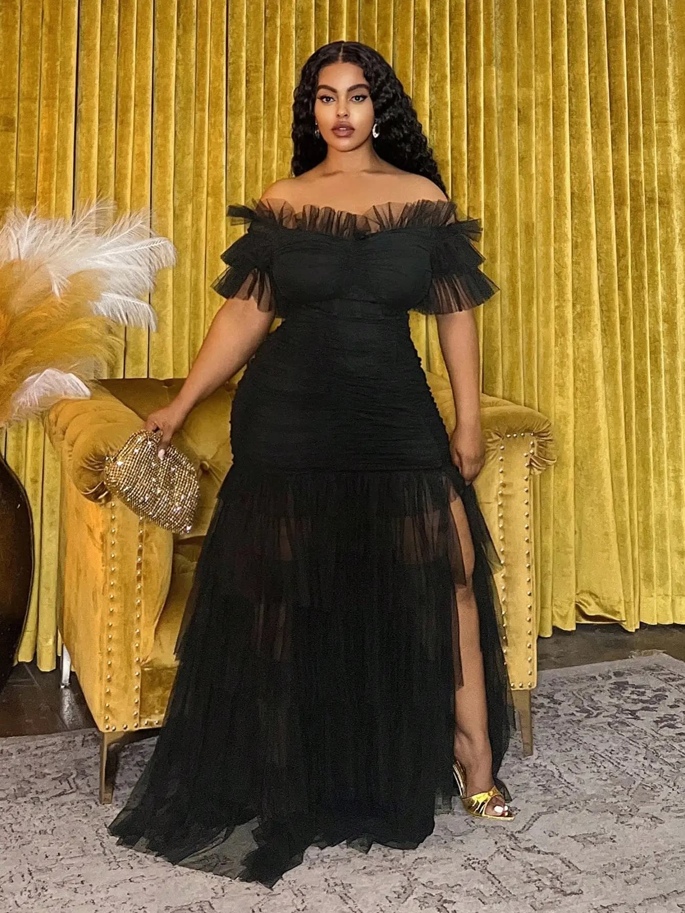 Robe maxi noire transparente à épaules dénudées et froncée, avec jupe en tulle à volants, pour les f
