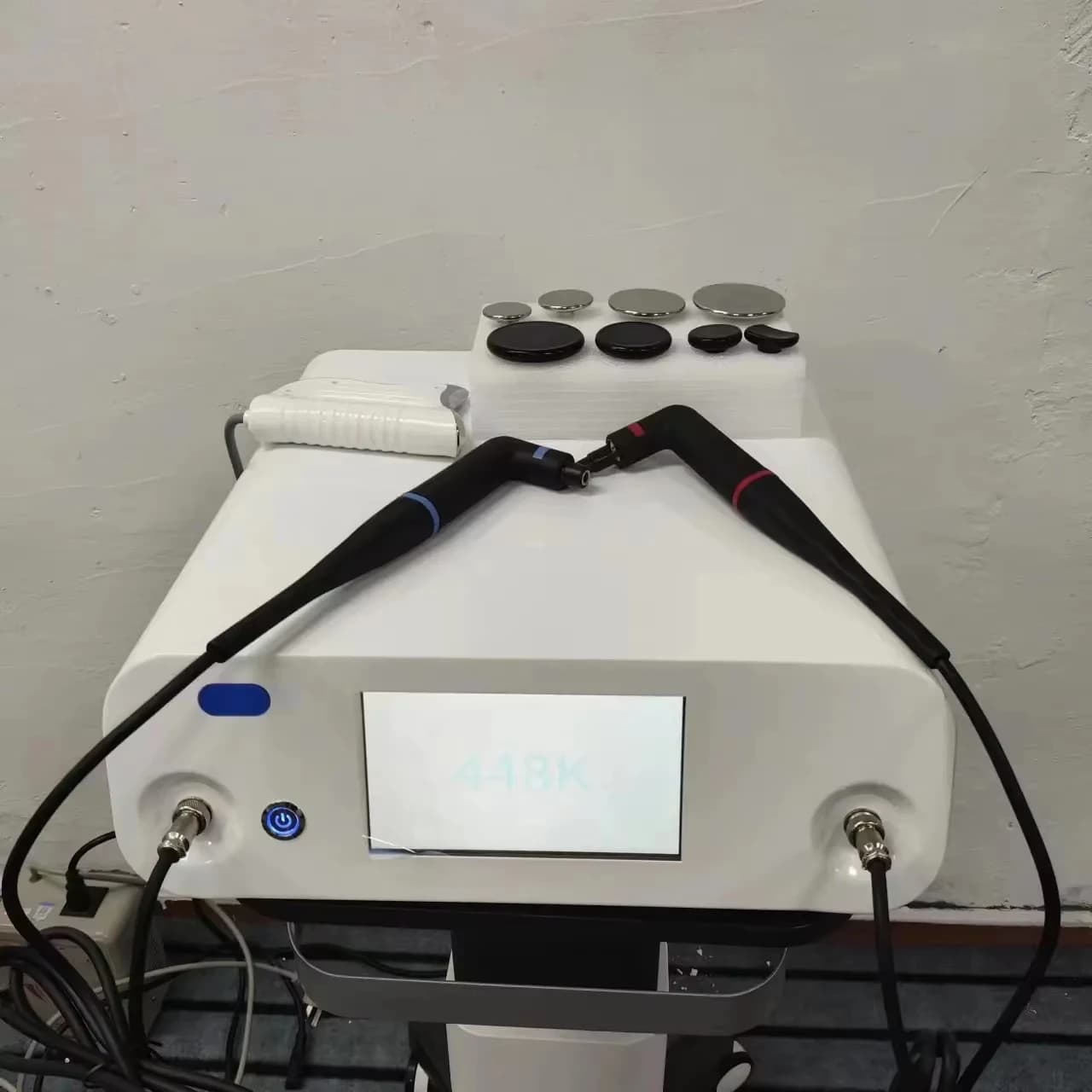448Khz Tecar CET RET JDM soulagement de la douleur Machine de physiothérapie diatermie corps façonna