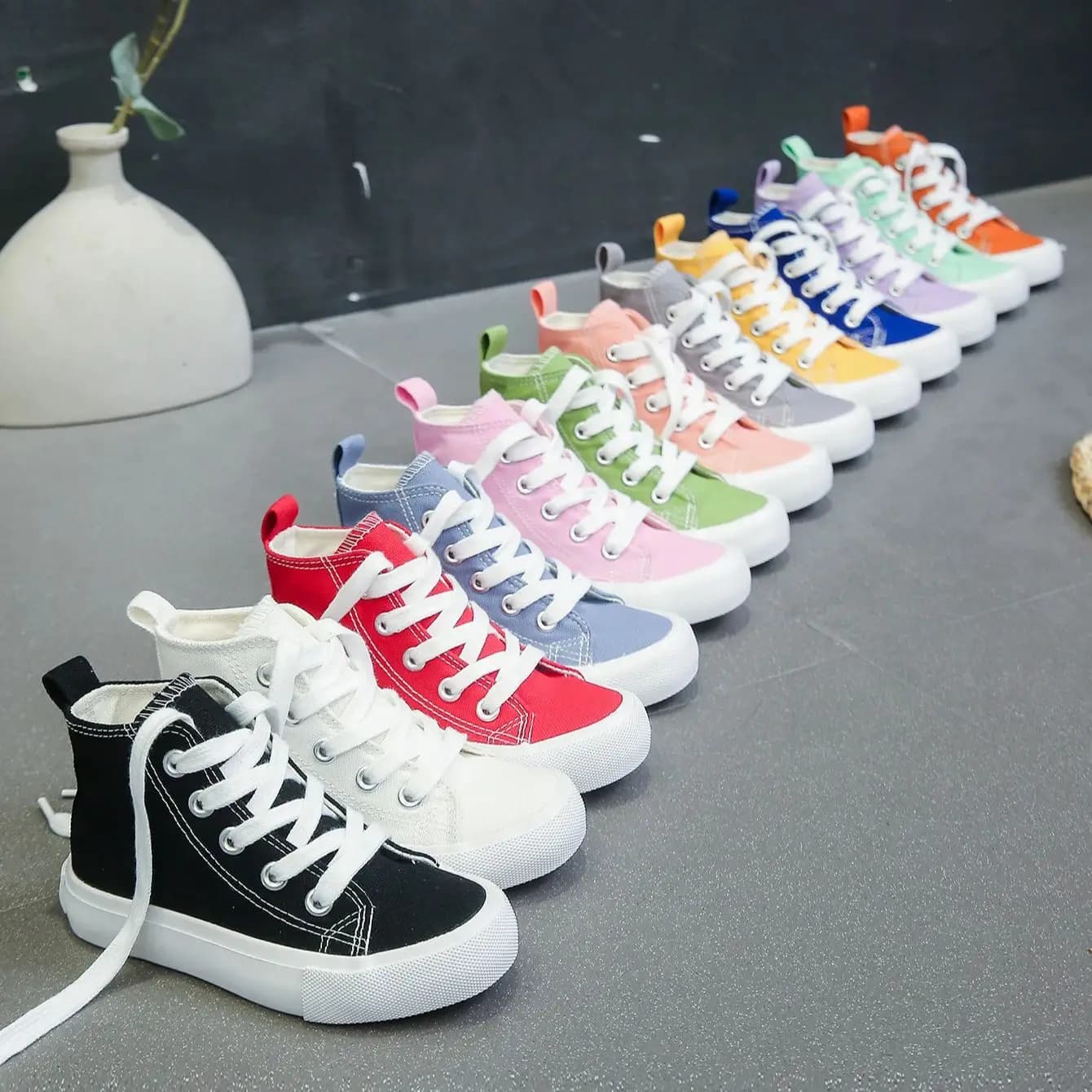 8009 Chaussures en toile pour enfants à la mode de couleur unie, chaussures de planche pour garçons 