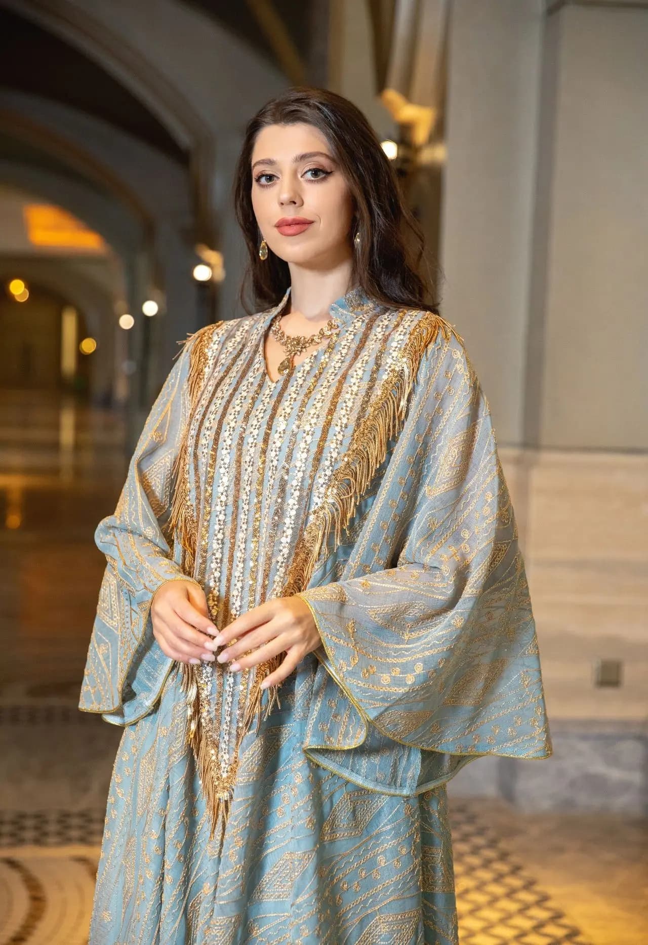 Abaya musulman de luxe de Style dubaï, vert clair avec des embellissements de paillettes dorées et b