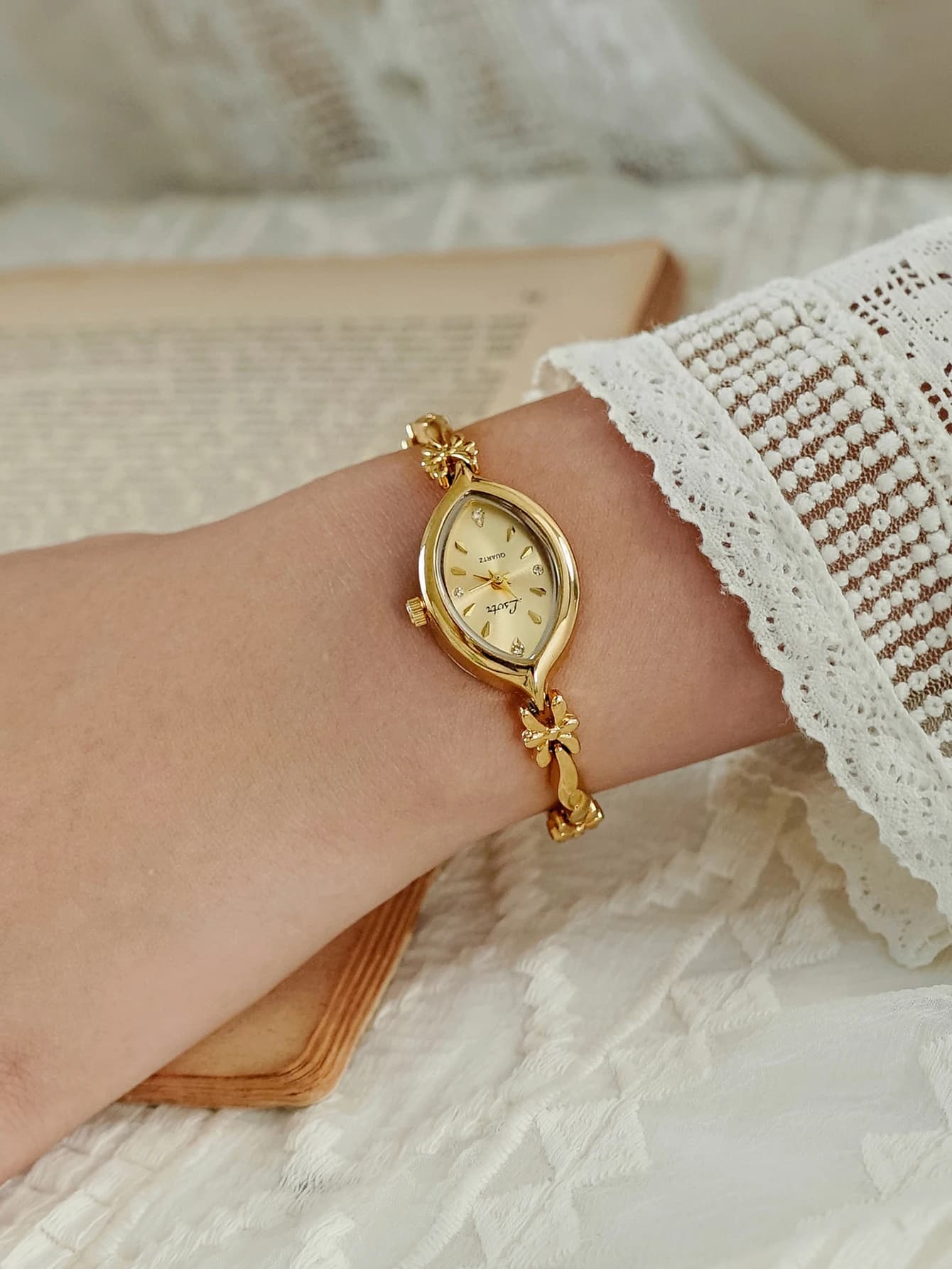 1 pièce de nouvelle montre pour femme à petit cadran en or rétro français, bracelet à la mode, simpl
