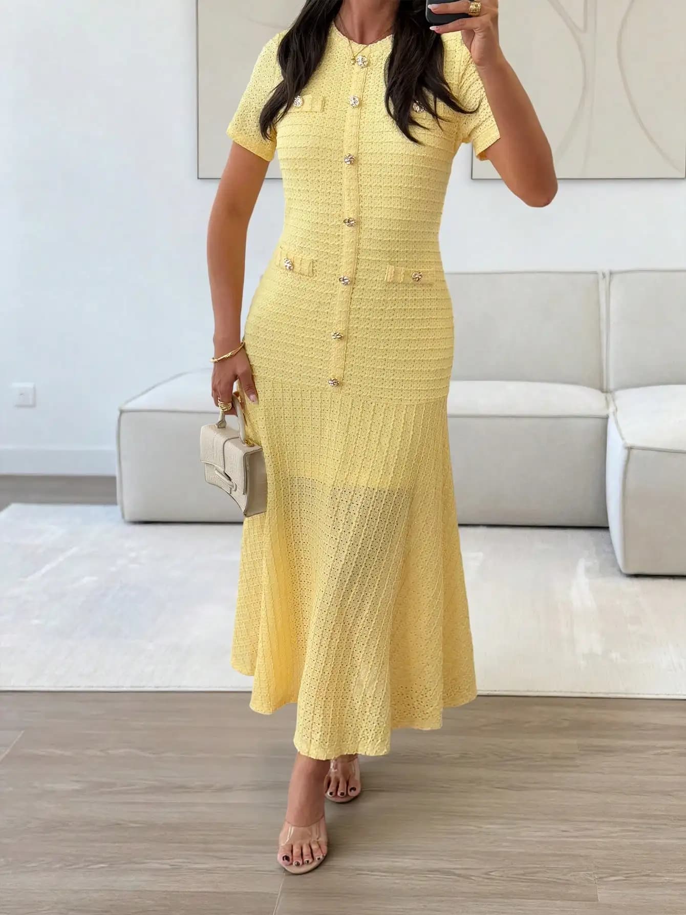 Robe midi en tricot texturé jaune avec boutons sur le devant et fausses poches