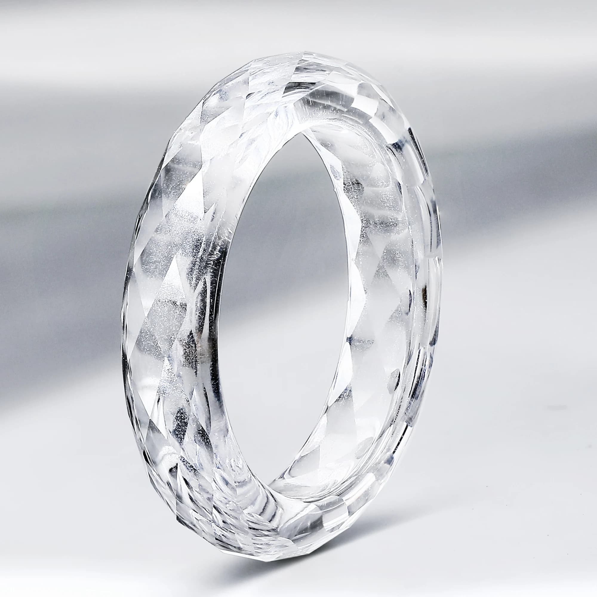 Eme jewe Bague en saphir blanc cultivé en laboratoire adaptée à un usage quotidien.