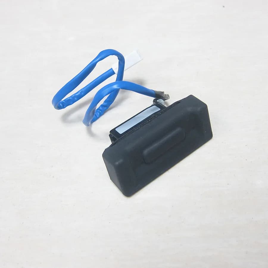 Accessoires de voiture n°1 : bouton de déverrouillage du hayon D10E-62-4B0A pour Mazda CX-3 2015-202