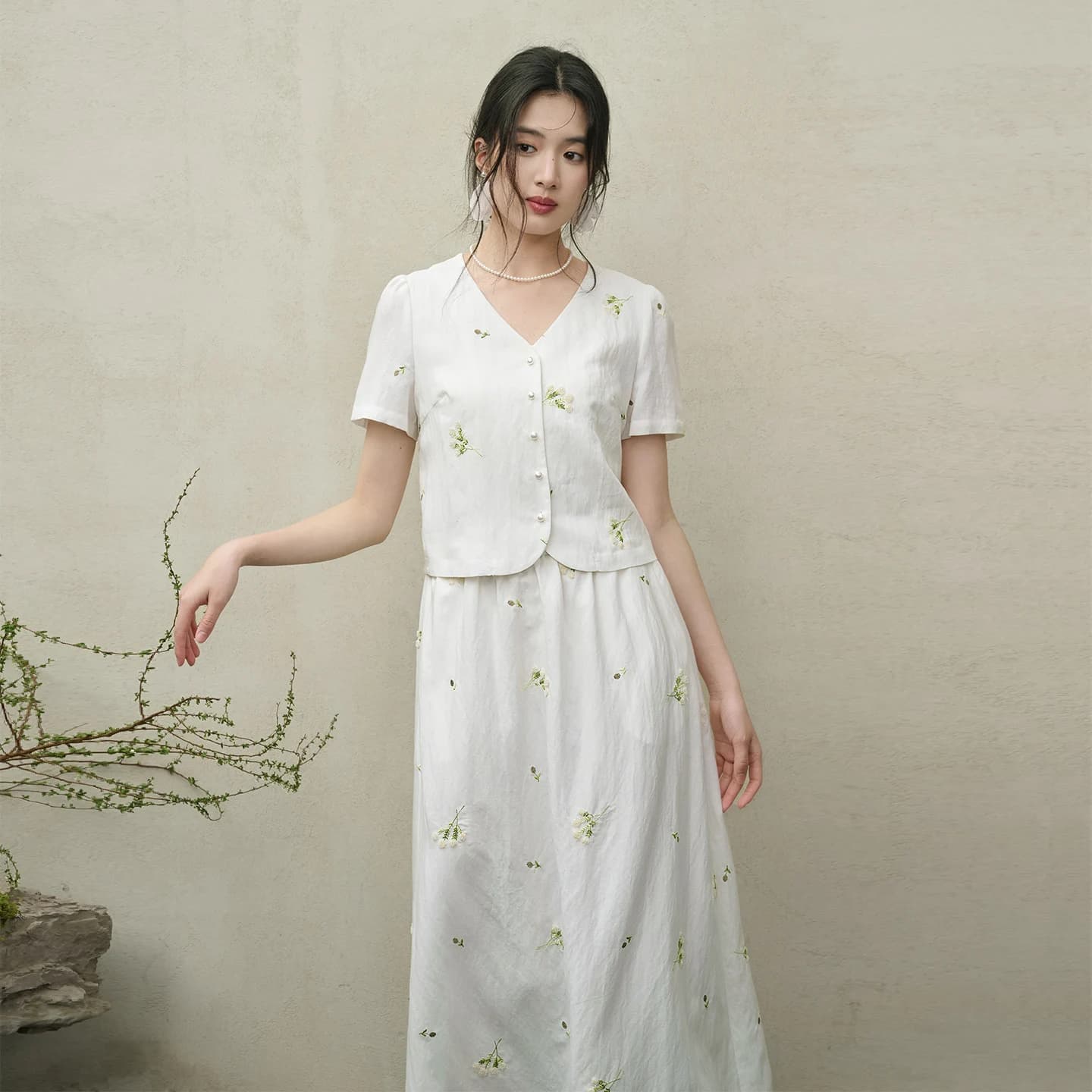 Ensemble deux pièces brodé floral SENTUBILA pour femme, haut court à col en V avec boutons nacrés et