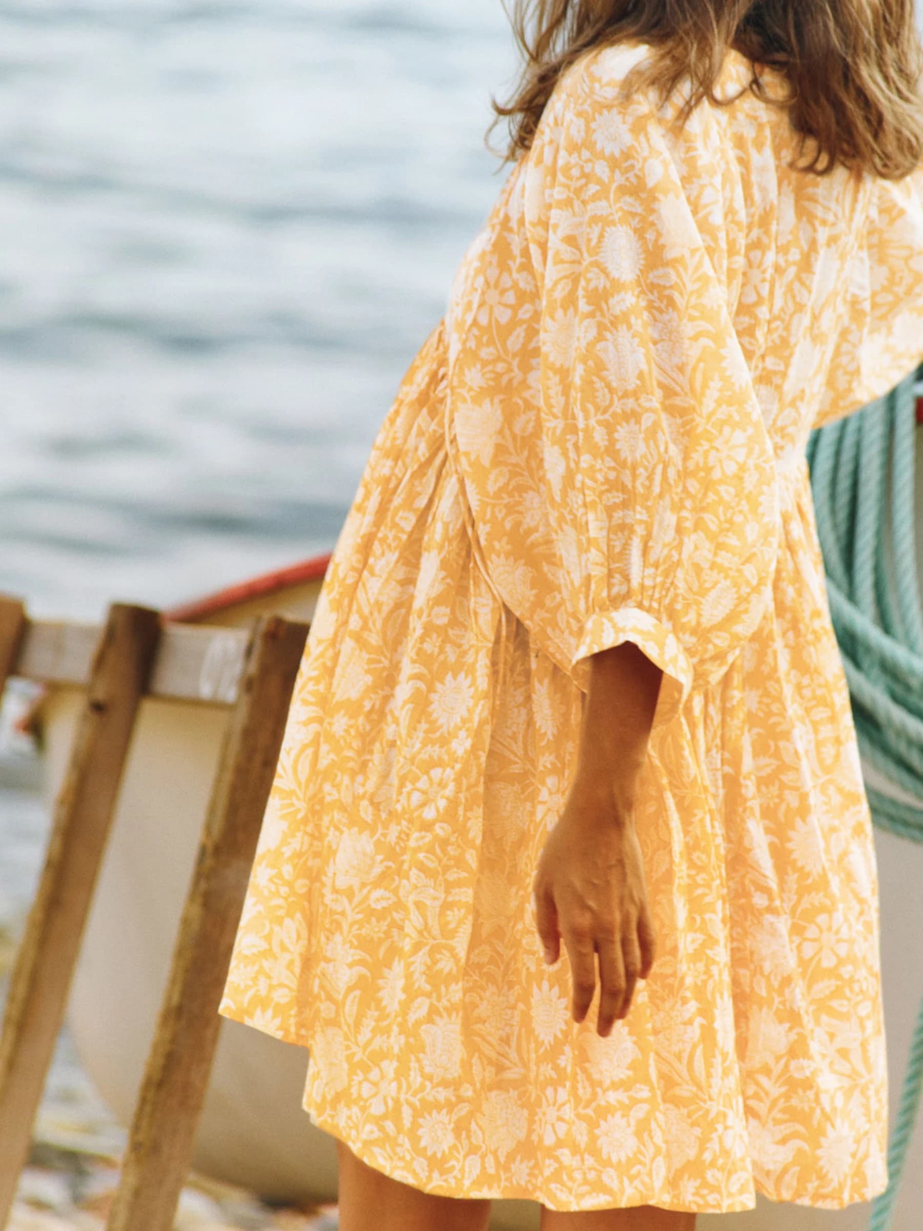 Robe de plage plissée à imprimé Floral pour femmes, col en V, Style à la mode, demi-manches, laçage,