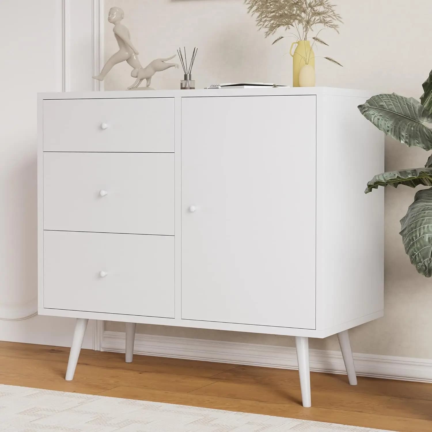 Armoire de planche avec porte et égouts à proximité de stockage