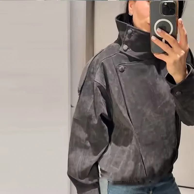 Blouson biker pour femme en cuir texturé gris foncé, avec col montant boutonné asymétrique, ourlet é