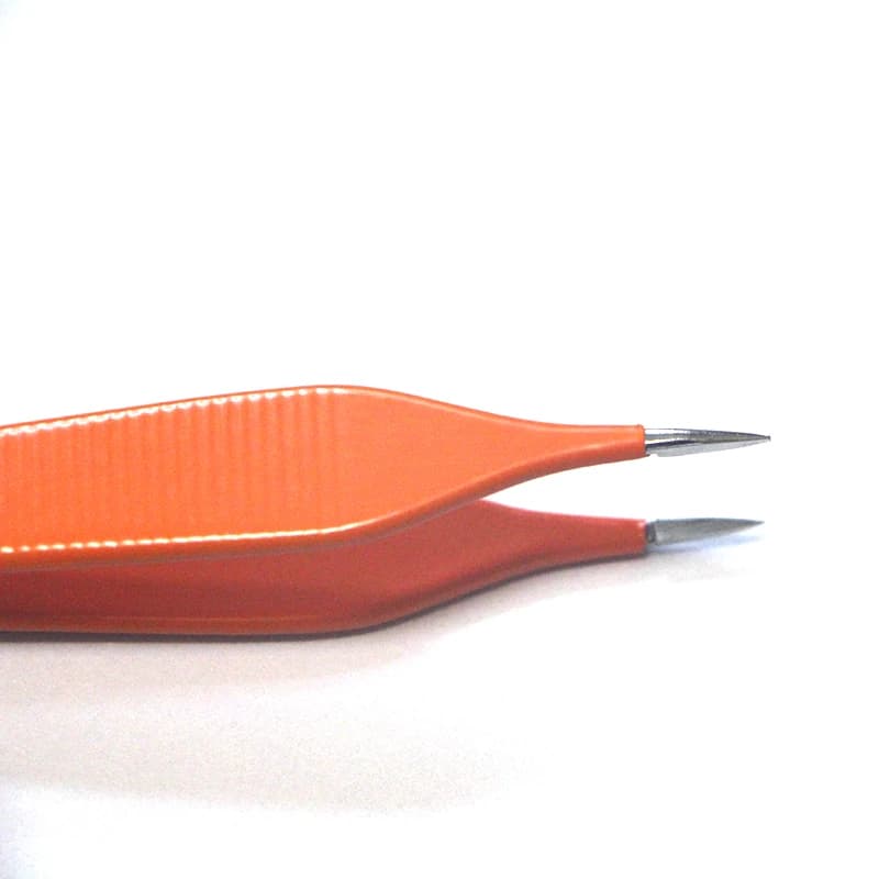 Un nouveau type de forceps de précision pour la chirurgie plastique avec électrocoagulation bipolair