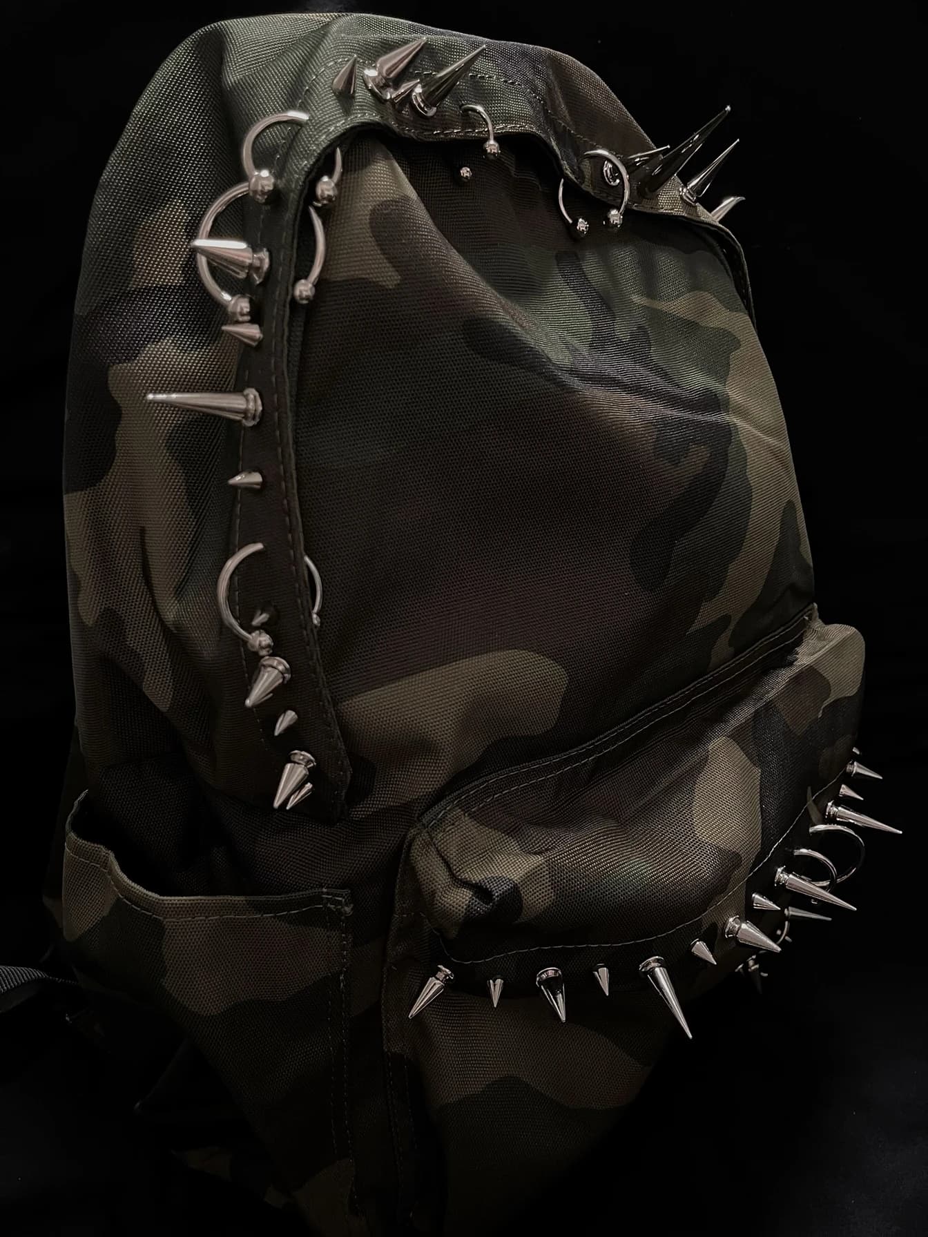Sac à dos imprimé camouflage à rivets punk pour hommes et femmes, sac à dos conçu à la mode