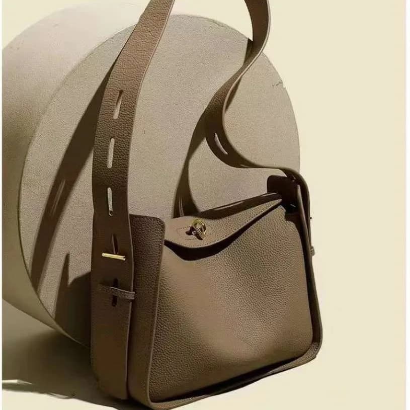 Nouveau sac de luxe de créateur de niche, sac à bandoulière et porté épaule pour femme, en cuir de v