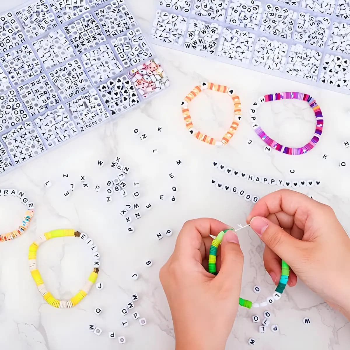 1200 pièces de perles rondes avec lettres pour la fabrication de bijoux, avec ligne de cristal, Kits