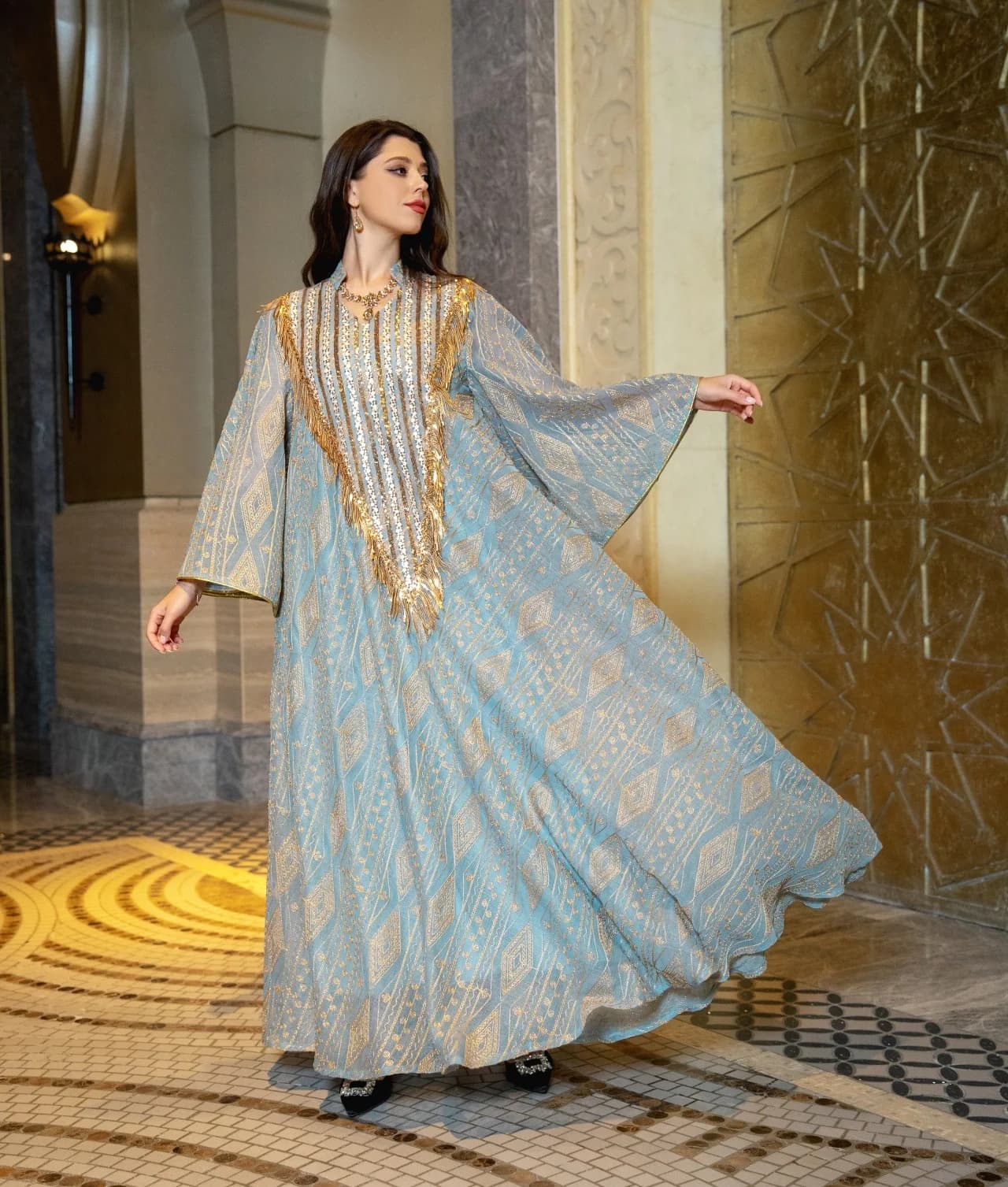 Abaya musulman de luxe de Style dubaï, vert clair avec des embellissements de paillettes dorées et b