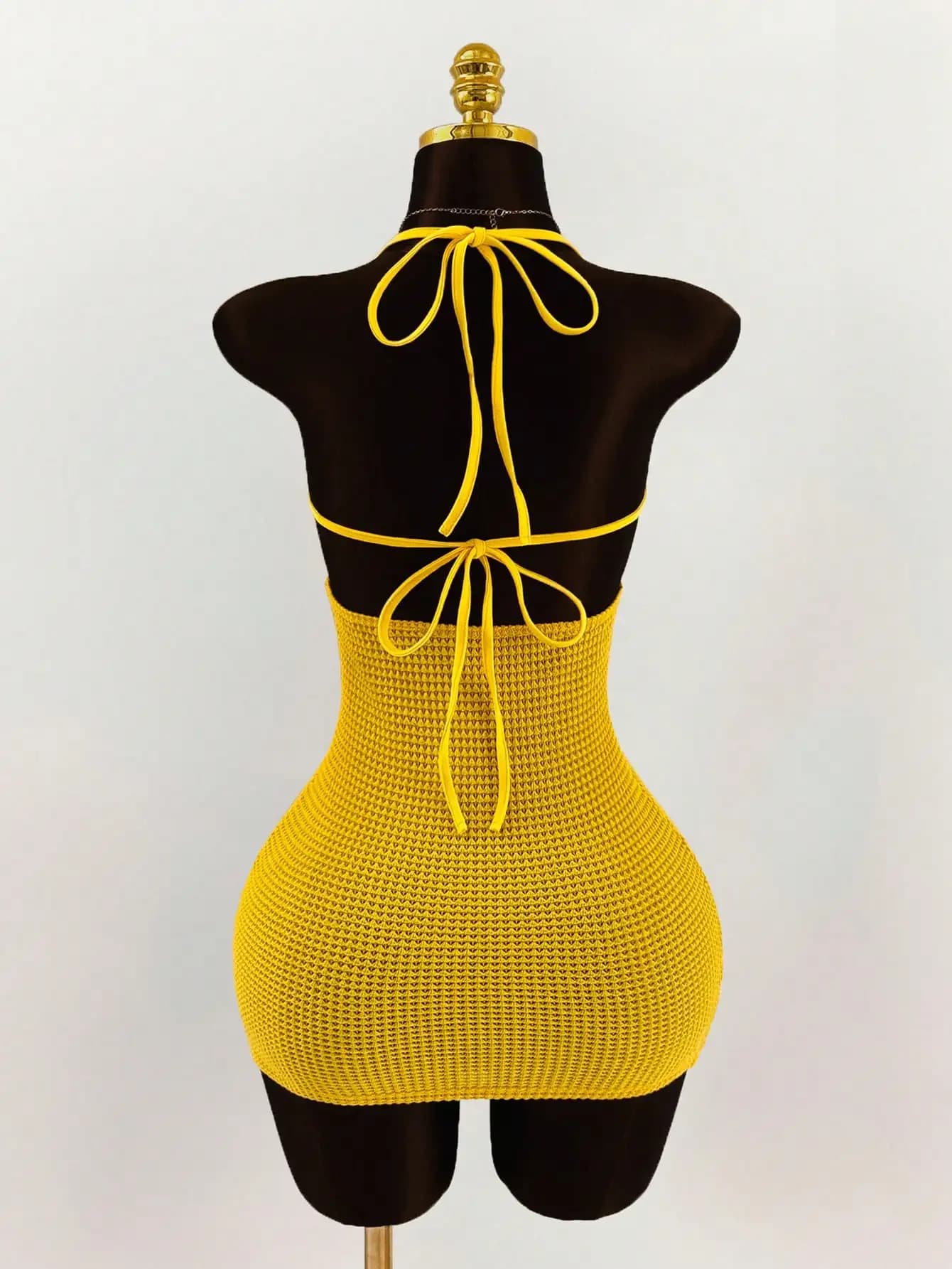 Robe mini moulante dos nu en crochet style bikini, ornée de perles et de coquillages