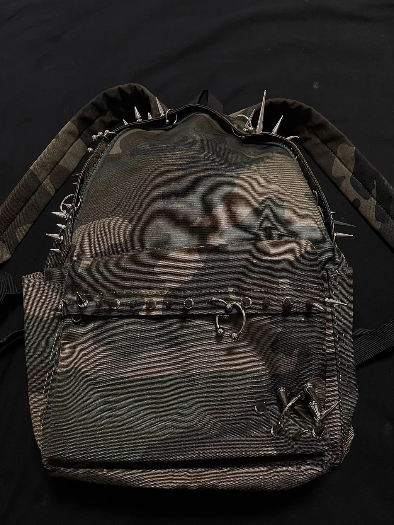 Sac à dos imprimé camouflage à rivets punk pour hommes et femmes, sac à dos conçu à la mode