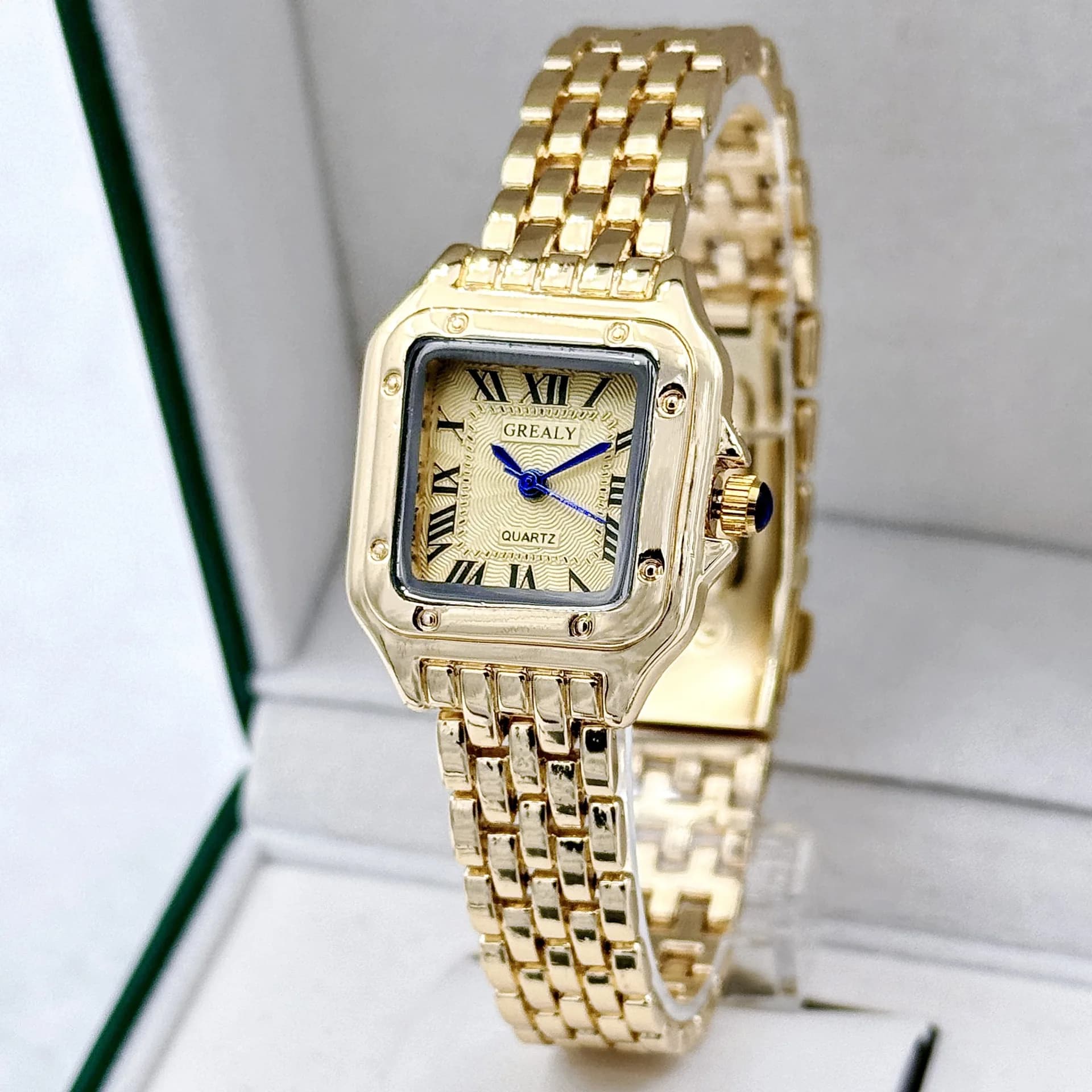 Nouvelles femmes montre lumière marque de luxe affaires or acier inoxydable dames mode montres à Qua