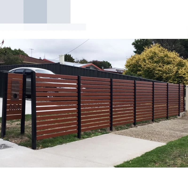 Terrasse extérieure belle et élégante, avec clôture en aluminium pour protéger la confidentialité ré