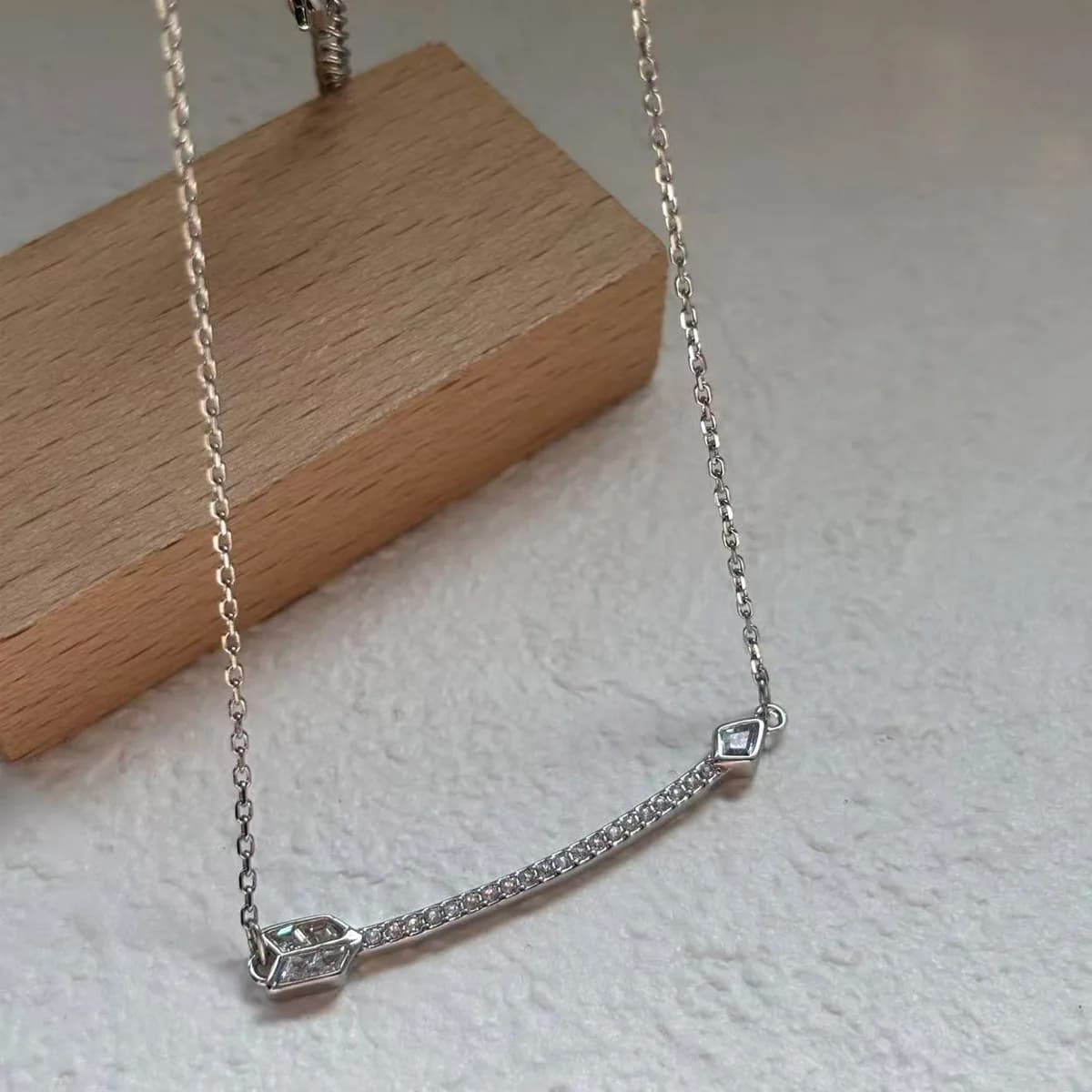 Nouvel ensemble de bijoux raffinés 2026 : Boucles d'oreilles flèche en or et cristal, collier, boucl