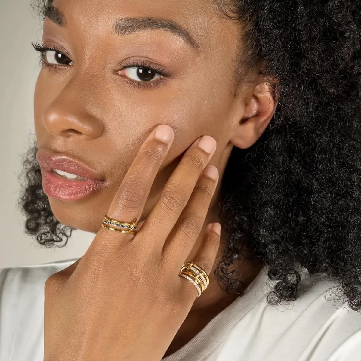 Une Niche bague de bijoux en cuivre bicolore à quatre anneaux, hypoallergénique, Style Ins, artefact