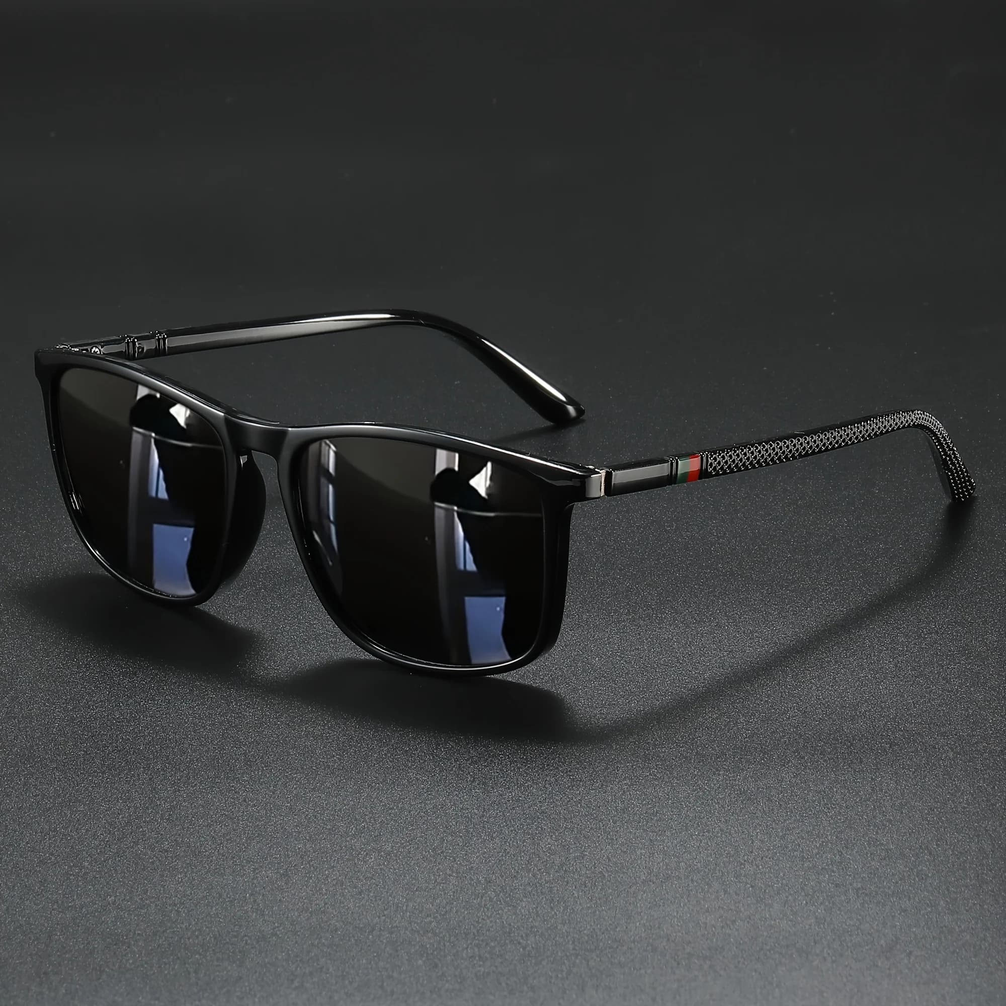 Lunettes de soleil carrées classiques à la mode – Monture légère avec branches à rayures rouges/vert