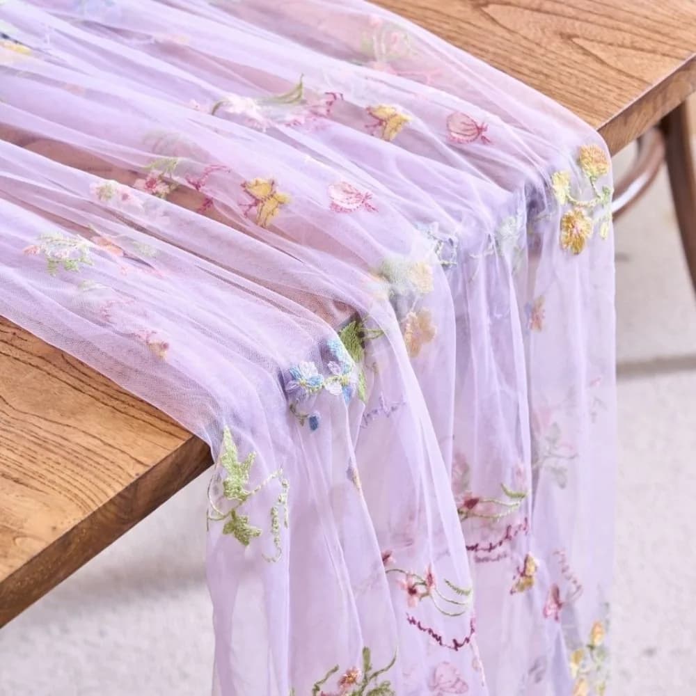 Chemin de table brodé floral vintage français, couleur fraîche romantique, chemin de table froissé s