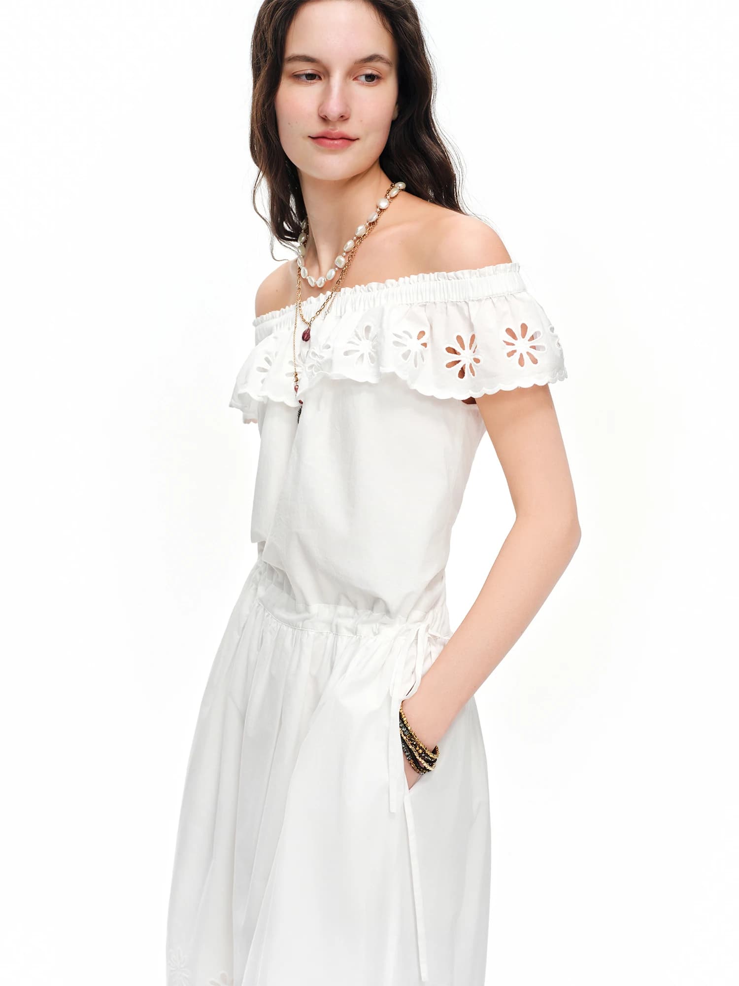 Robe DUSHU florale à épaules dénudées avec broderie et lacets, blanche, coupe trapèze amincissante, 
