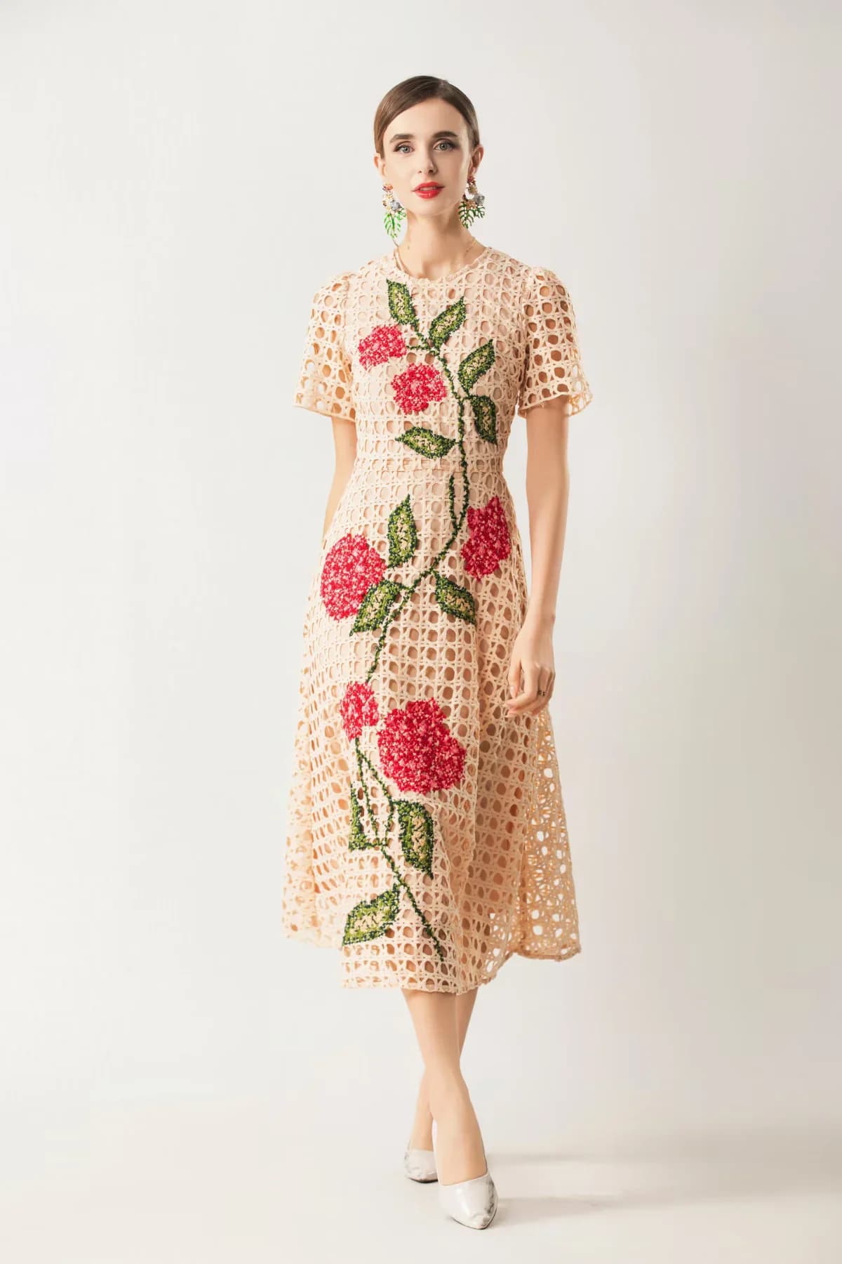 Robe brodée ajourée pour femmes, Style à la mode, motifs de fleurs, manches courtes, mi-mollet, abri