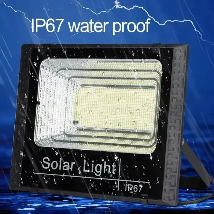 L'éclairage solaire s'allume automatiquement dans l'obscurité et projette la lumière pour les utilisateurs domestiques.