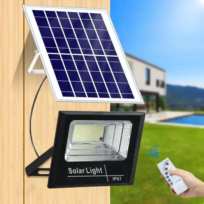 L'éclairage solaire s'allume automatiquement dans l'obscurité et projette la lumière pour les utilisateurs domestiques.