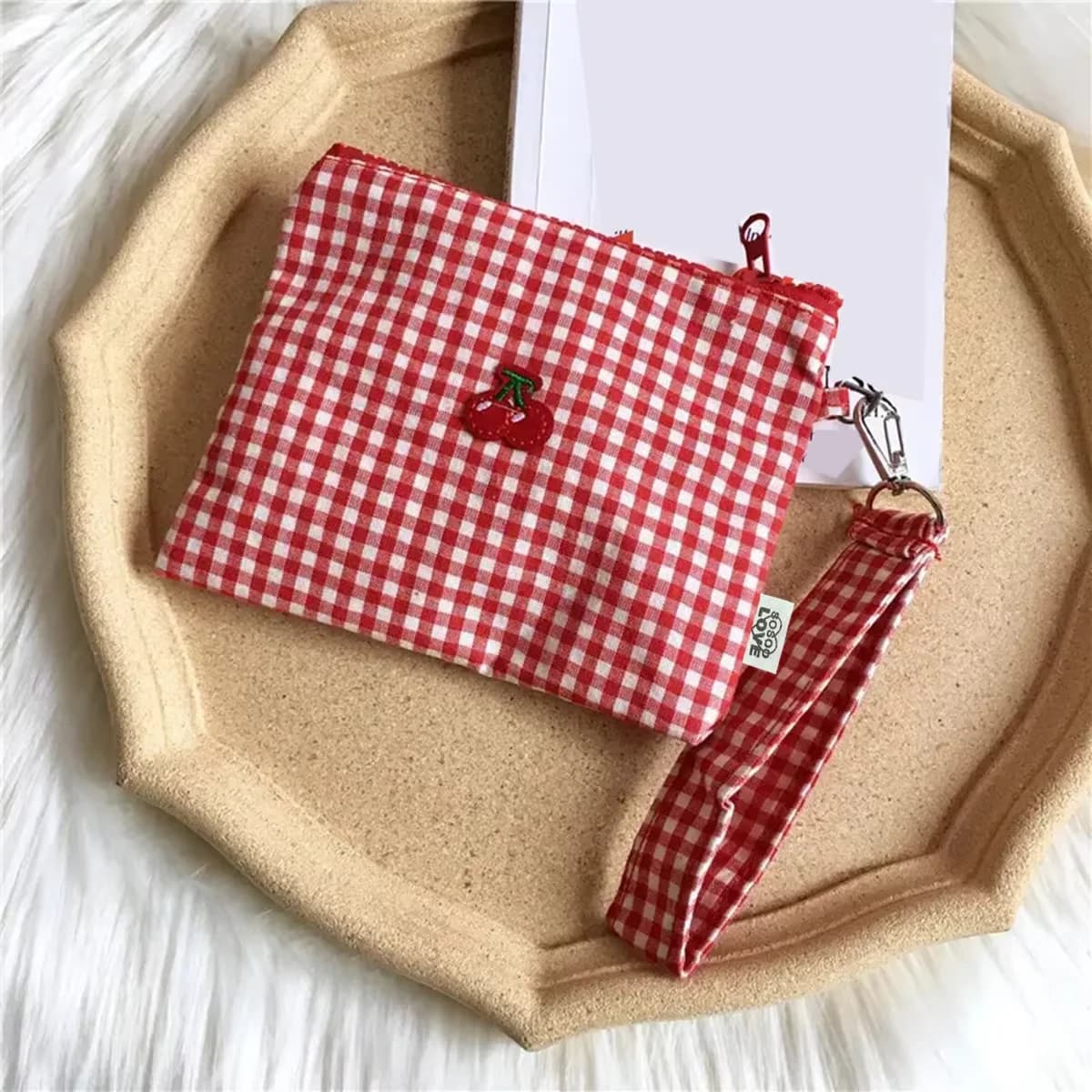 Trousse de maquillage en toile cerise rouge, portable et facile à transporter. Sac de rangement pour